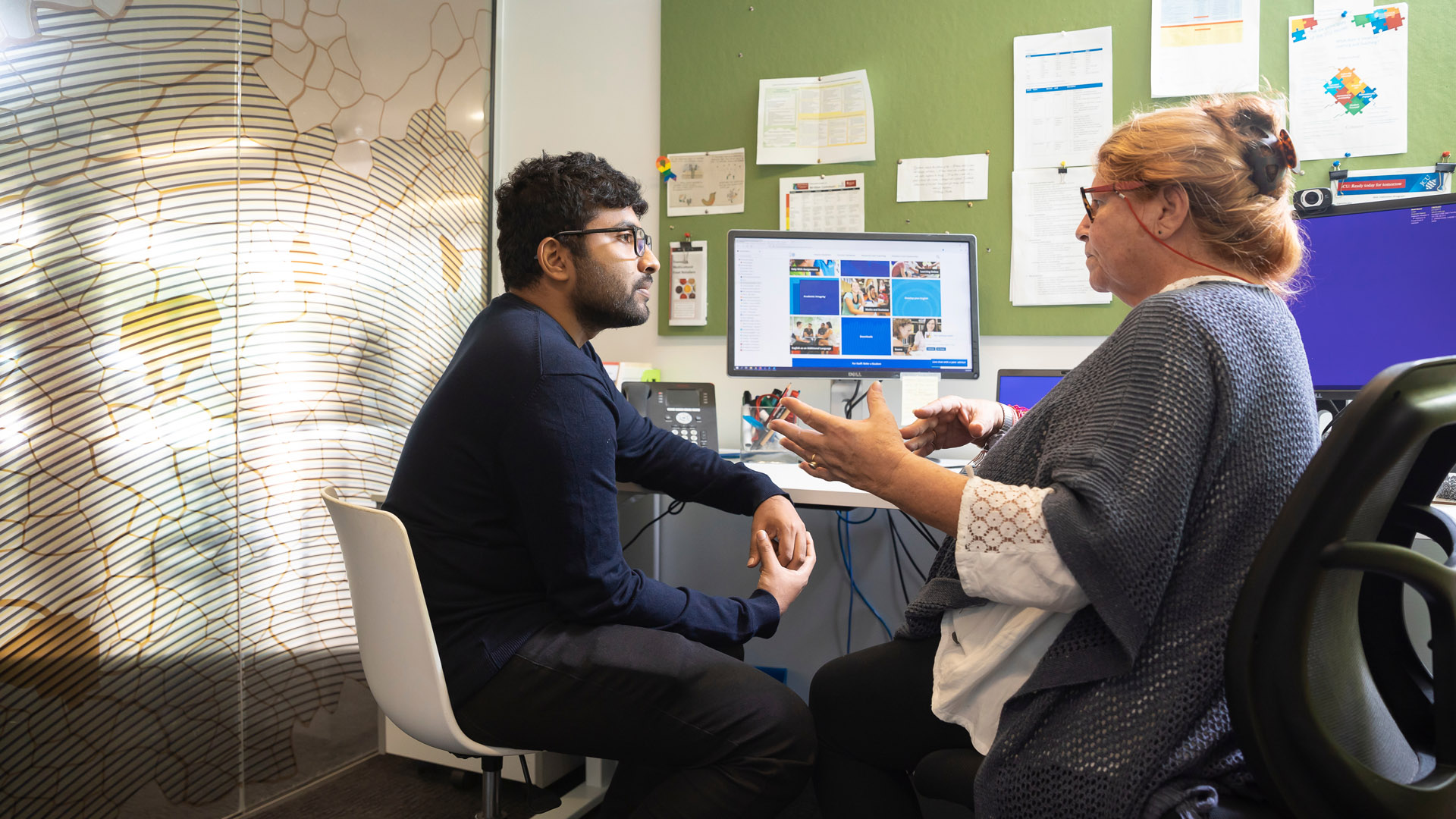 A JCU staff member gives advice to a JCU student. 